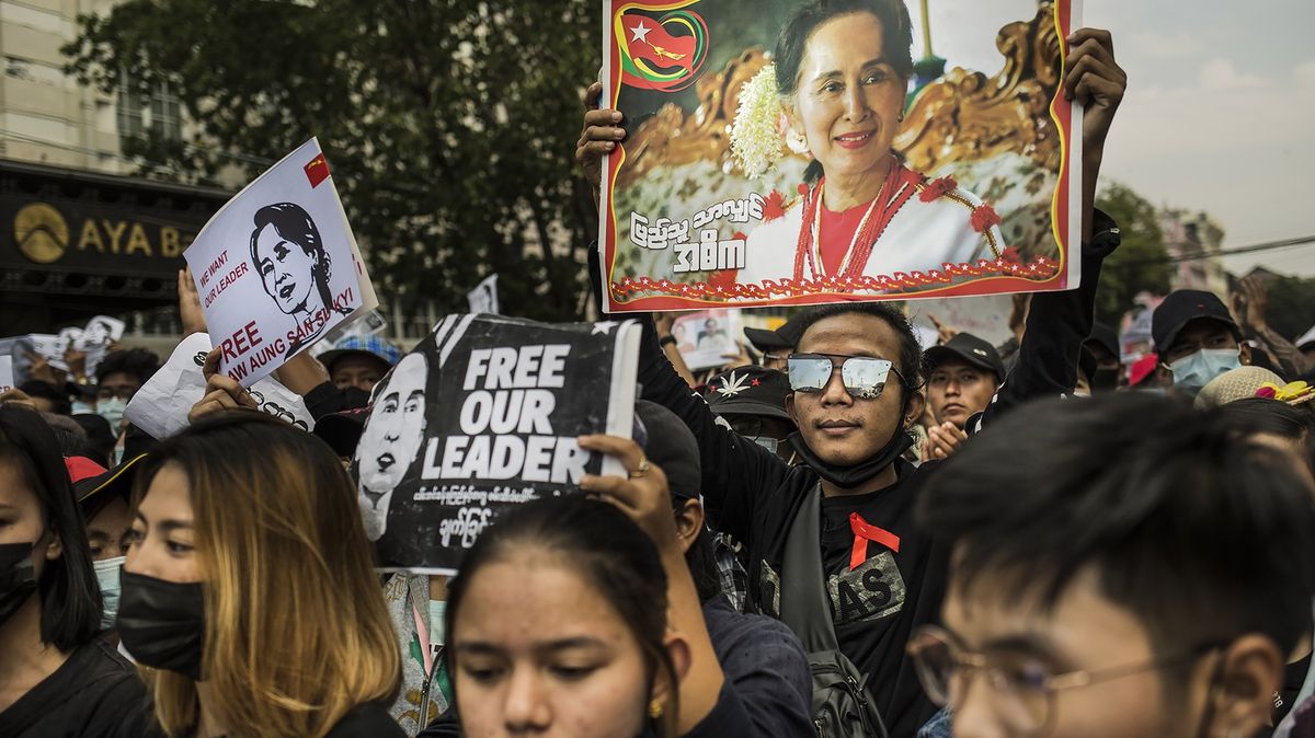 Jak číst situaci v Myanmaru, kde lidé umírají za tiše trpící Su Ťij